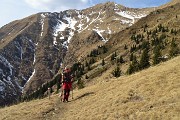 27 Salendo, sul sent. 124, con vista alle spalle sul Monte Fioraro